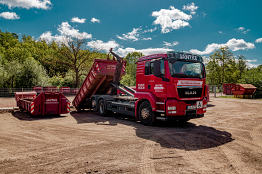 LKW setzt Conatainer auf Platz ab