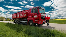 LKW steht auf Straße