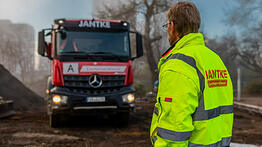 Mann steht vor LKW