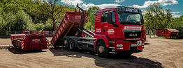 LKW setzt Conatainer auf Platz ab